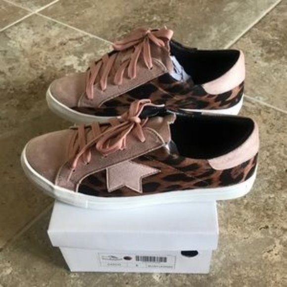 ❗️last 1❗️ Pink Leopard and Star Sneakers Size 6 - Picture 2 of 5
